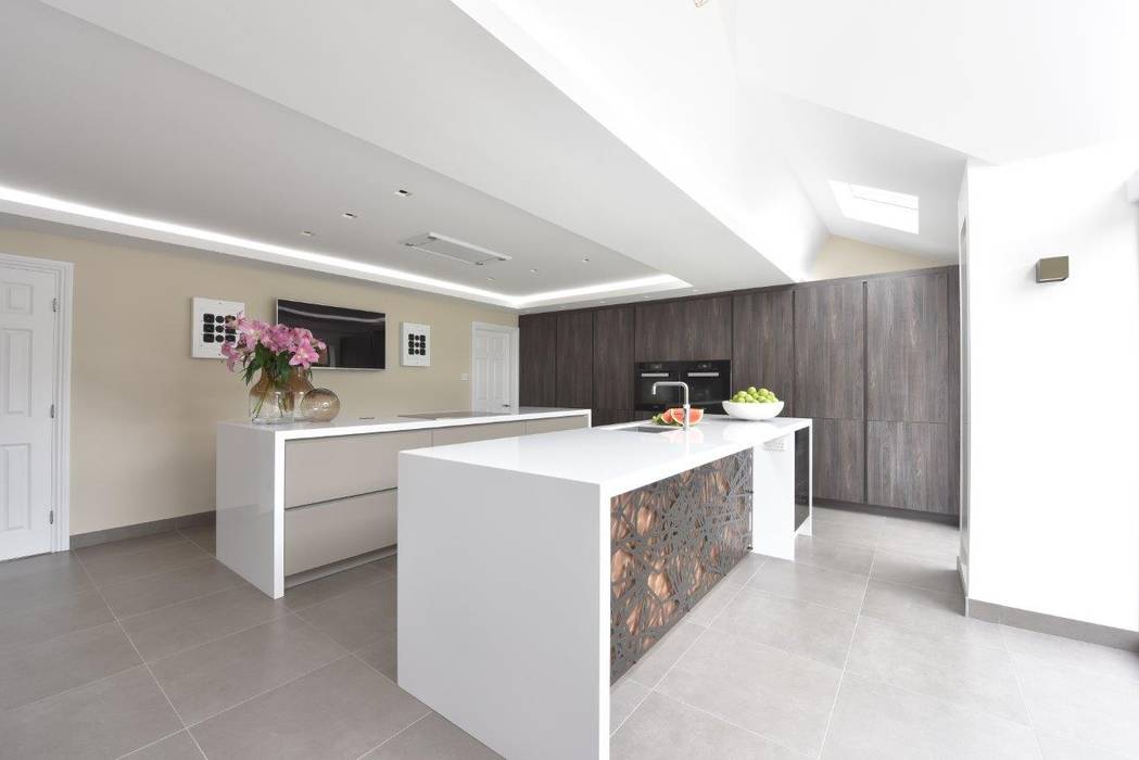 The Horridge Family Kitchen Diane Berry Kitchens Cozinhas embutidas laser panel,copper,wine fridge,winde fridge