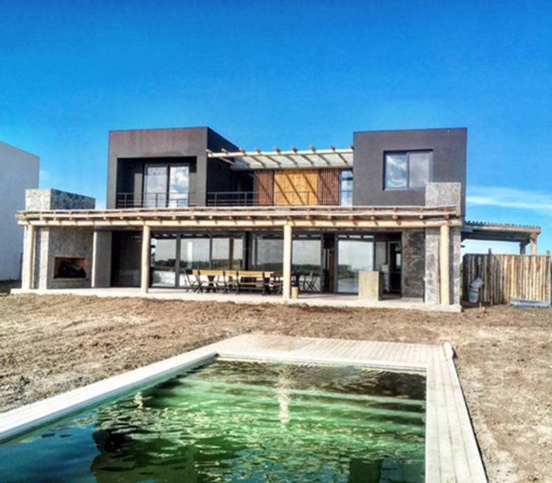 Casa ES FAARQ - Facundo Arana Arquitecto & asoc. Casas unifamiliares Hormigón piscina,galeria,parrilla,hogar,exterior de madera