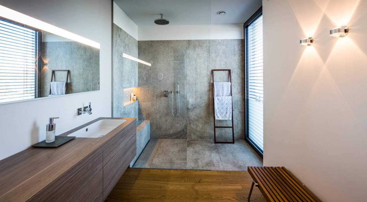 Elternbad homify Modern Bathroom Holzboden,Badezimmer,ebenerdige Dusche,Glastrennwand,Unterbauwaschtisch,Waschtischschrank,Dornbracht