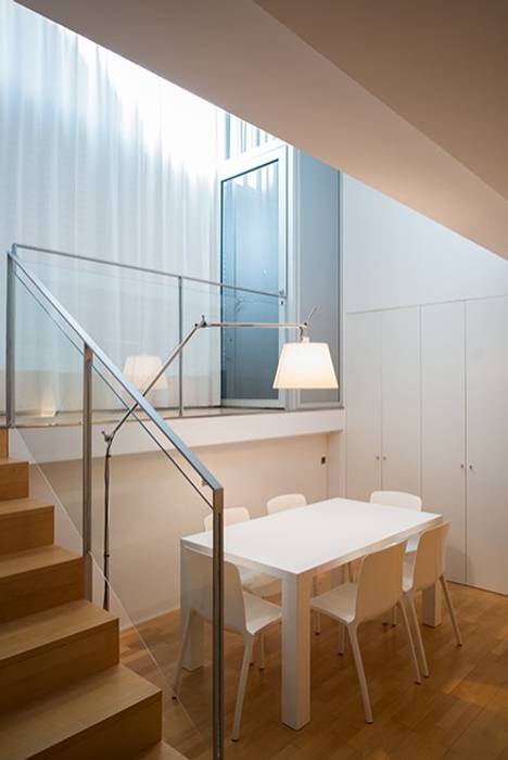 Conversión de un local comercial en vivienda en Barcelona, ETNA STUDIO ETNA STUDIO 유리 문 우드 우드 그레인