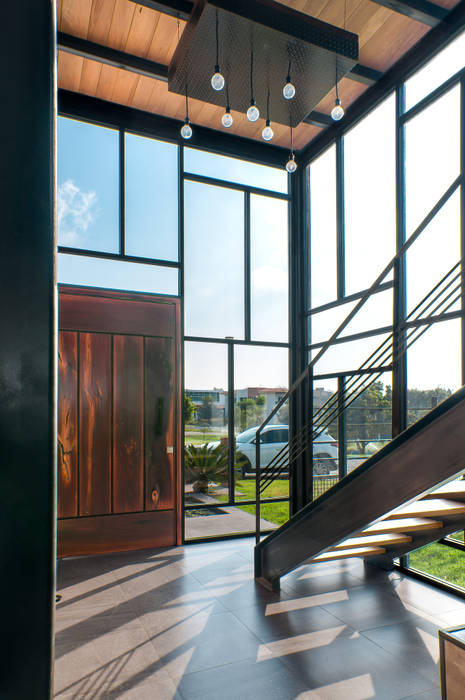 Ingreso interior aaestudio Pasillos, vestíbulos y escaleras modernos ingreso,escalera,acero