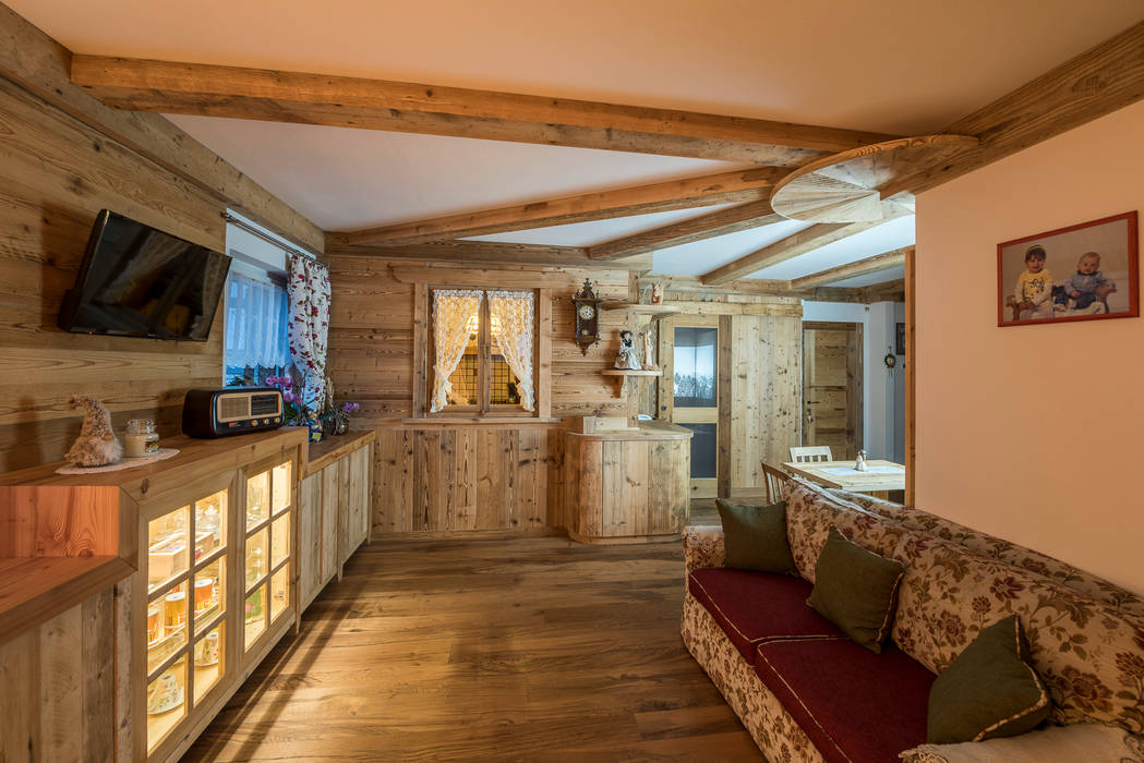 Lo stile chalet secondo Ri-novo, RI-NOVO RI-NOVO Rustic style living room Wood Wood effect