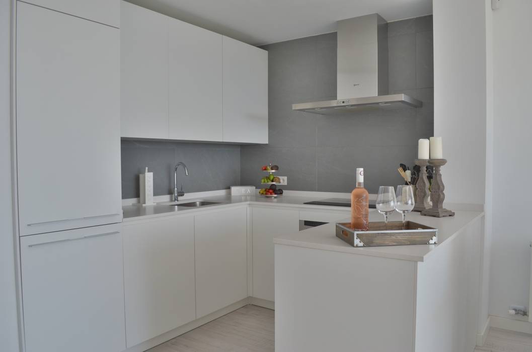 Küche weiss Select Living Interiors Mediterrane Küchen küche,küche weiss,betonoptik,küche kompakt,Schränke und Regale