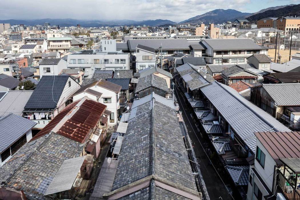 Rowhouse on Showa-koji St., YYAA 山本嘉寛建築設計事務所 YYAA 山本嘉寛建築設計事務所 Toiture à deux versants Céramique