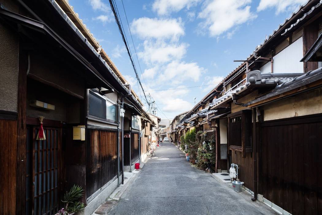 Rowhouse on Showa-koji St., YYAA 山本嘉寛建築設計事務所 YYAA 山本嘉寛建築設計事務所 منازل التراس خشب Wood effect