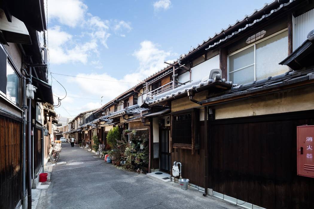 Rowhouse on Showa-koji St., YYAA 山本嘉寛建築設計事務所 YYAA 山本嘉寛建築設計事務所 Rijtjeshuis Hout Hout