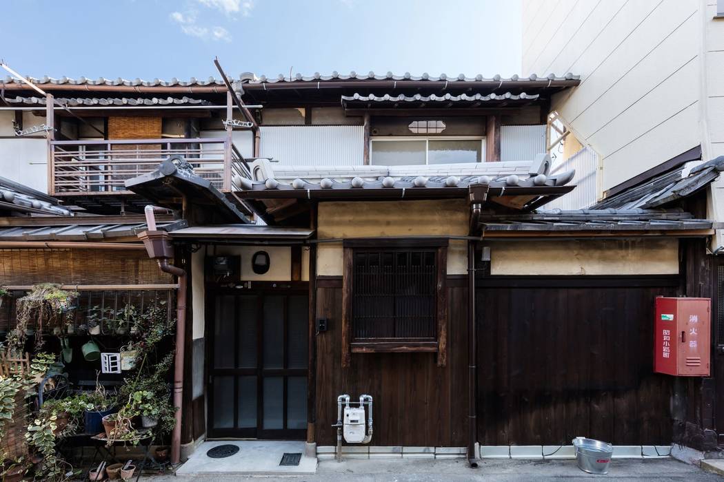 Rowhouse on Showa-koji St., YYAA 山本嘉寛建築設計事務所 YYAA 山本嘉寛建築設計事務所 Bitişik ev Ahşap Ahşap rengi