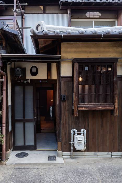 Rowhouse on Showa-koji St., YYAA 山本嘉寛建築設計事務所 YYAA 山本嘉寛建築設計事務所 Condominios Madera Acabado en madera