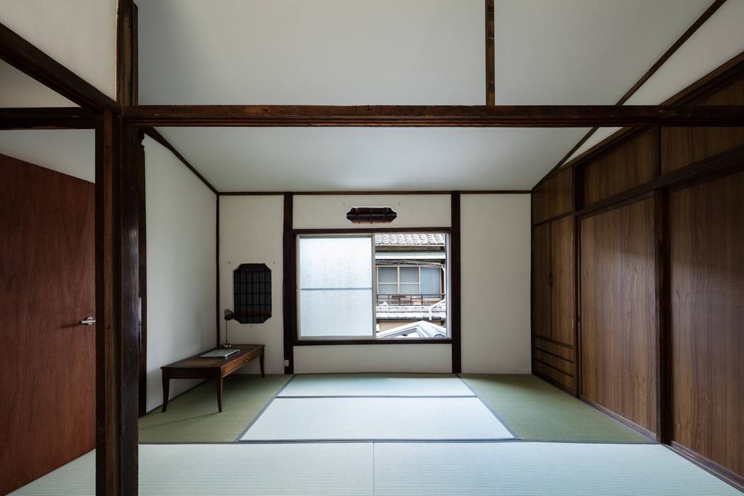 Rowhouse on Showa-koji St. YYAA 山本嘉寛建築設計事務所 Asian style media room Solid Wood Multicolored