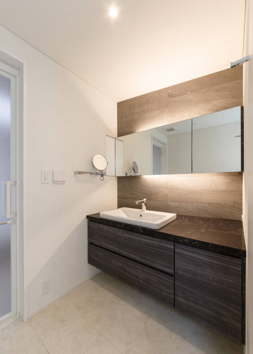 ホテルライクな洗面スペース 拡大鏡がポイントに Lods一級建築士事務所 モダンスタイルの お風呂 Homify