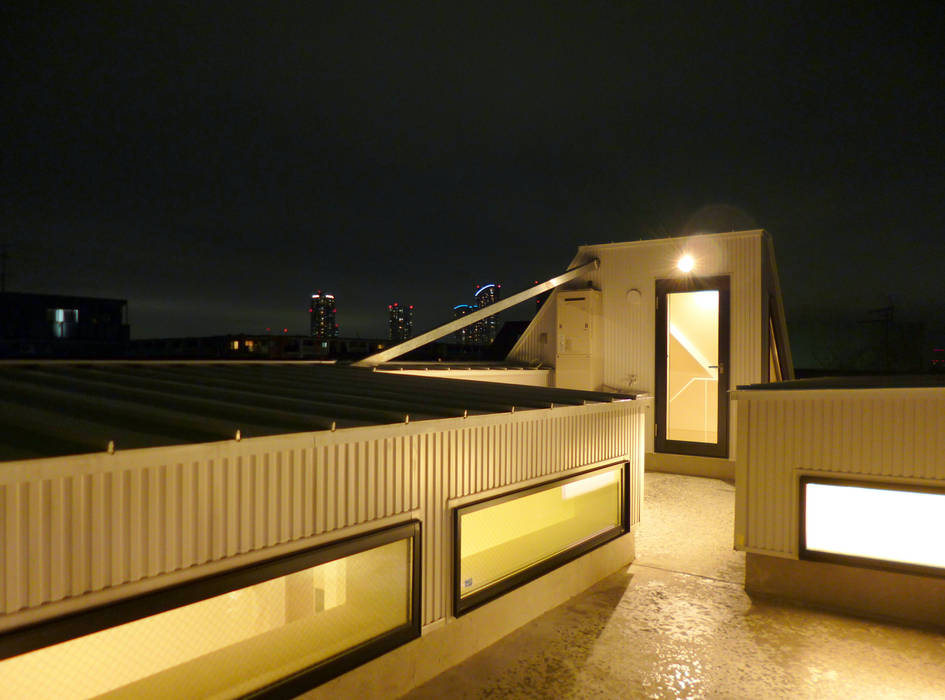 3階へ光を落とす窓をもった屋上スペース Lods一級建築士事務所 屋根
