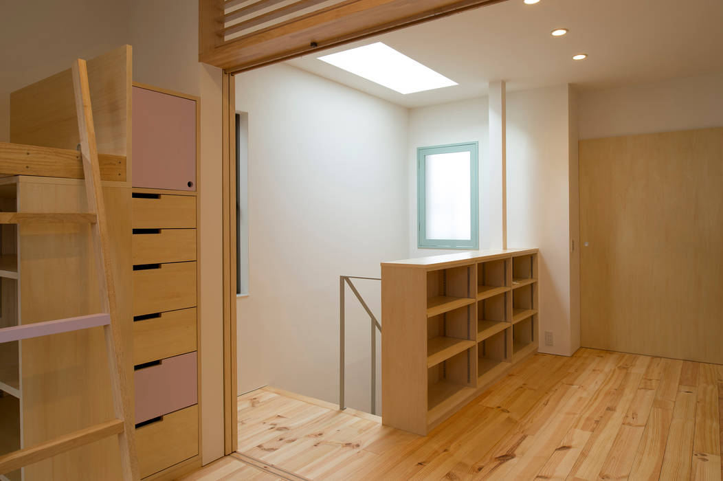ファミリールームと階段スペース 株式会社 ギルド・デザイン一級建築士事務所 女の子部屋 トップライト