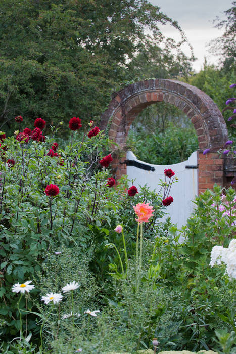 Brick arch with roses Daniel Shea Garden Design Landelijke tuinen cottage garden,landscape design,garden design,planting design