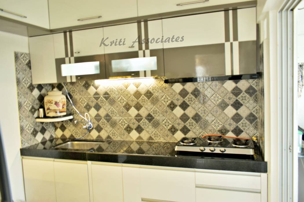 3bhk Home at Godrej Horizon, Kriti Associates / girishsdesigns Kriti Associates / girishsdesigns Minimalist kitchen Plywood Storage