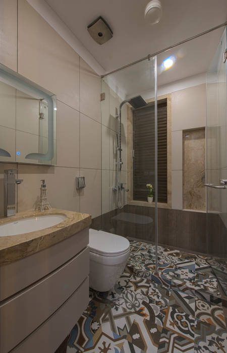 Mr. Shah's Residence : To create a Luxurious Lifestyle Design, Banaji & Associates Banaji & Associates Modern bathroom