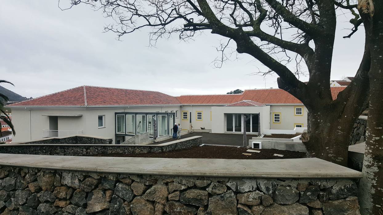 Exterior do Edifício Recolhimento das Mónicas em Angra do Heroísmo PE. Projectos de Engenharia, LDa Espaços comerciais Hospitais