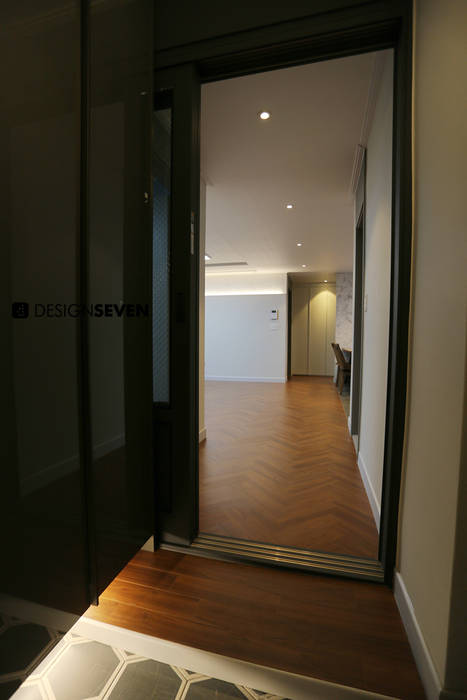 용호롯데 APT, 디자인세븐 디자인세븐 Ingresso, Corridoio & Scale in stile moderno Legno composito Trasparente Accessori & Decorazioni