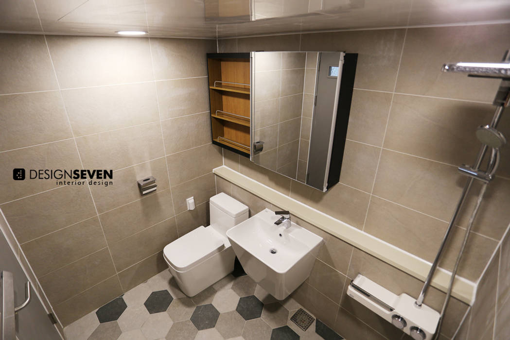 용호롯데 APT, 디자인세븐 디자인세븐 Kamar Mandi Modern Ubin Toilets