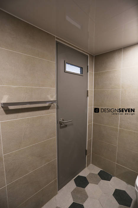 용호롯데 APT, 디자인세븐 디자인세븐 Ванная комната в стиле модерн Плитка Унитазы
