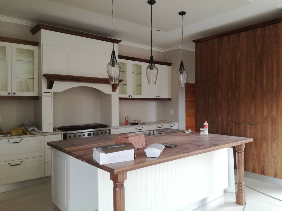 ​Off white and walnut solid wood Première Interior Designs Built-in kitchens Solid Wood Multicolored