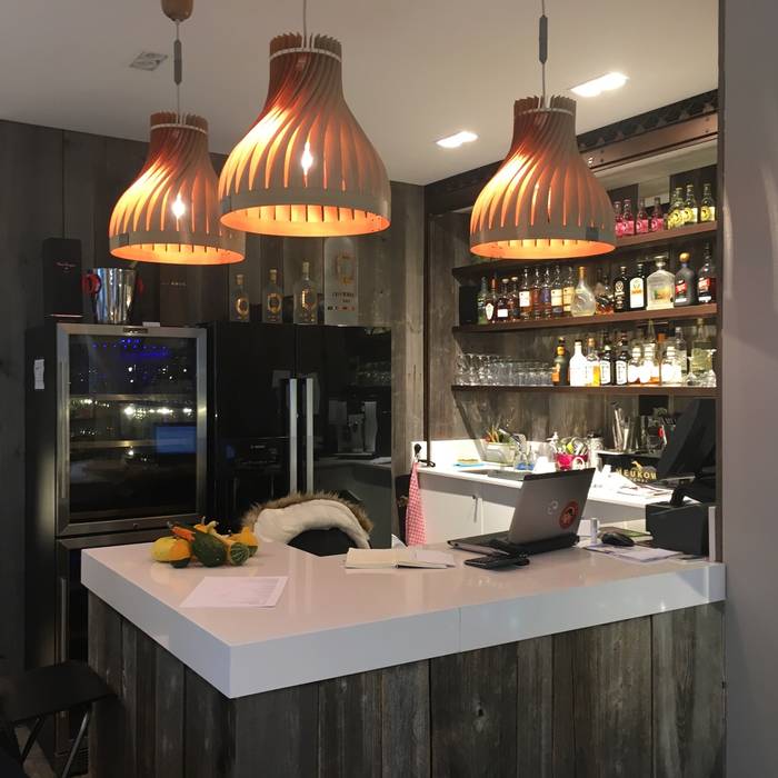 3 Volupte M pendants above the desk lairial luminaires bordeaux Espaces commerciaux Bois Effet bois bar,pendant,lighting,desk,Bars & clubs