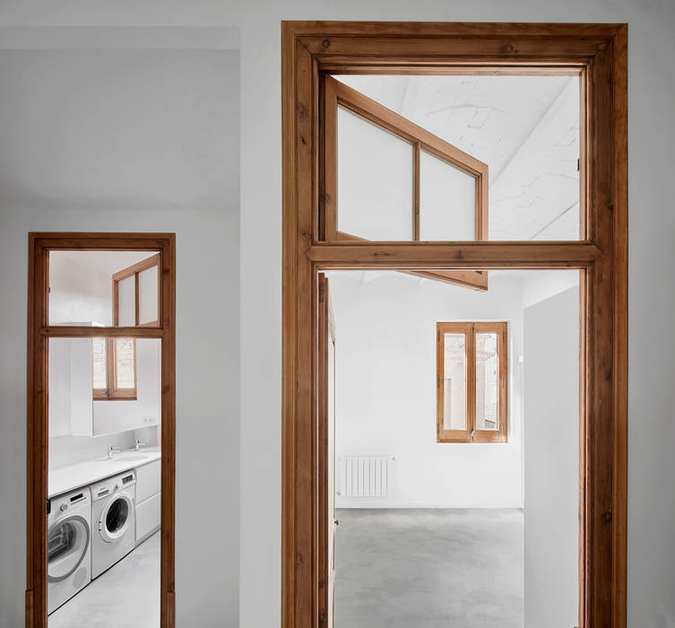 Reforma Poblenou, PONT consultori d'arquitectura PONT consultori d'arquitectura Mediterranean style doors Wood Wood effect