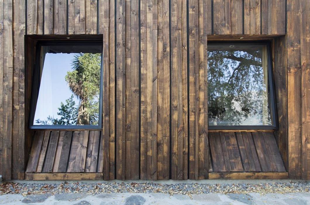 Casa envuelta en madera, Crescente Böhme Arquitectos Crescente Böhme Arquitectos Janelas de madeira Madeira Acabamento em madeira