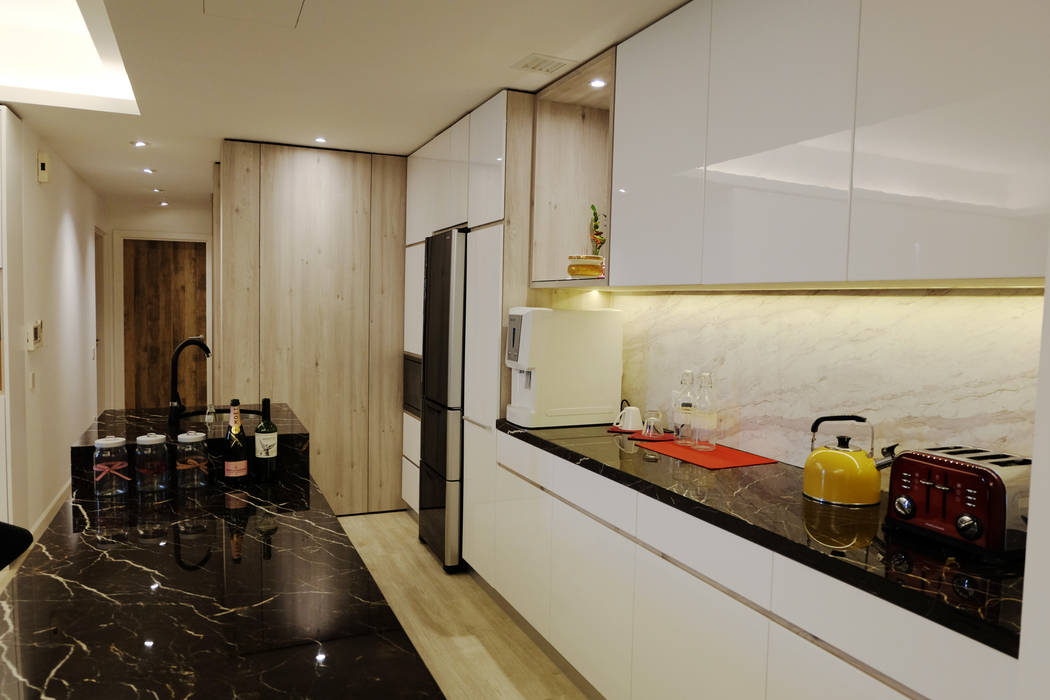 Minimalism and Monochorme modern condo inDfinity Design (M) SDN BHD Kitchen