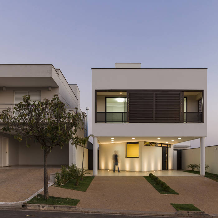 Fachada ao anoitecer Vertentes Arquitetura Condomínios iluminação,balizadores,volumes