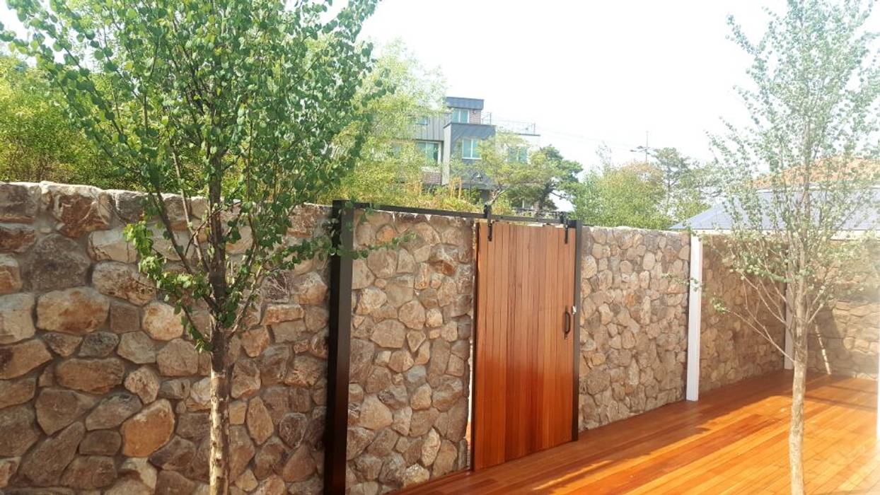 주택정원_강원도 횡성 단독주택 정원, (주)정원디자인더숲 (주)정원디자인더숲 Jardines de estilo rústico