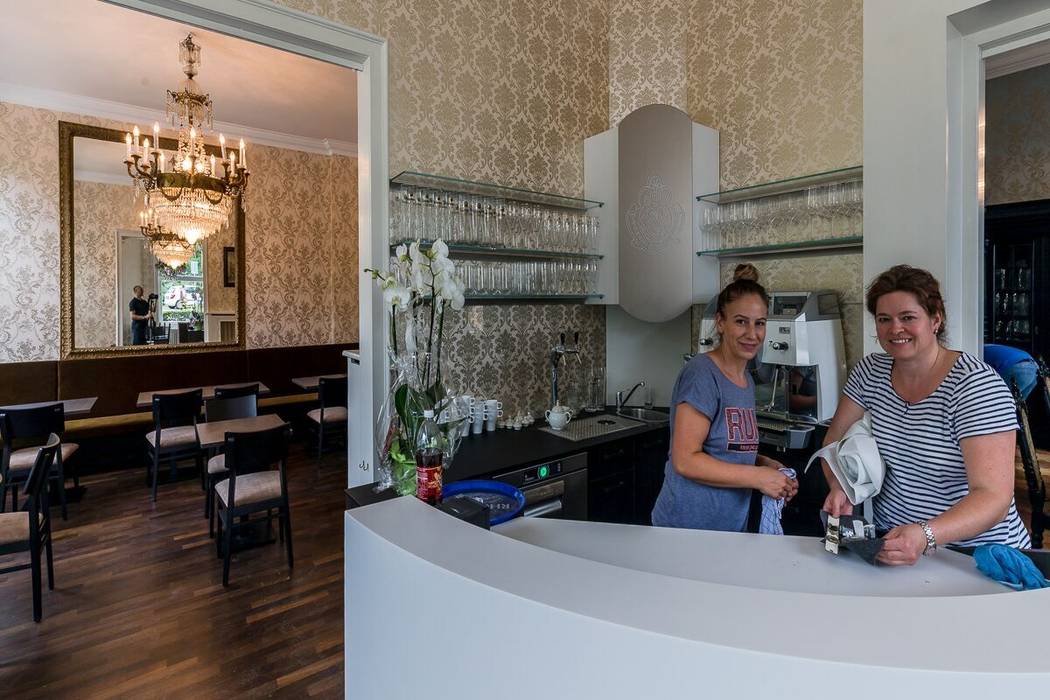Ein Hotel in einer historischen Villa, sia sia Bodegas de vino de estilo moderno Compuestos de madera y plástico
