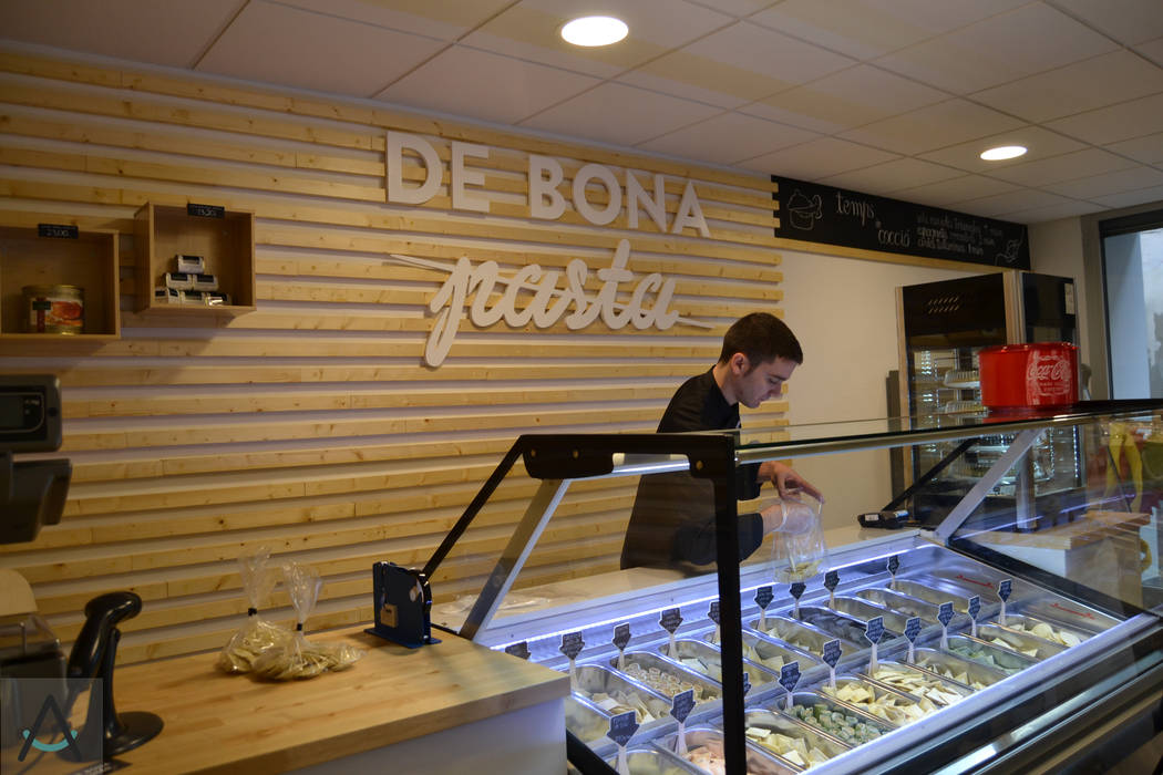 De bona pasta: Proyecto integral de reforma e interiorismo en un comercio por Estudi Aura. , Estudi Aura, decoradores y diseñadores de interiores en Barcelona Estudi Aura, decoradores y diseñadores de interiores en Barcelona พื้นที่เชิงพาณิชย์ ไม้ Wood effect ร้านอาหาร