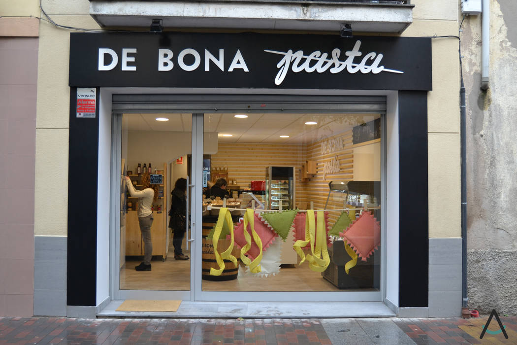 De bona pasta: Proyecto integral de reforma e interiorismo en un comercio por Estudi Aura. , Estudi Aura, decoradores y diseñadores de interiores en Barcelona Estudi Aura, decoradores y diseñadores de interiores en Barcelona 상업공간 우드 우드 그레인 레스토랑