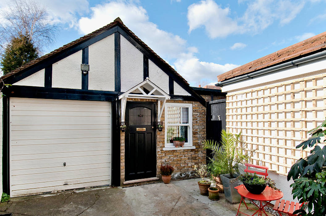 Converting a garage in a small studio, Belle & Cosy Interior Design Belle & Cosy Interior Design Garajes de estilo moderno