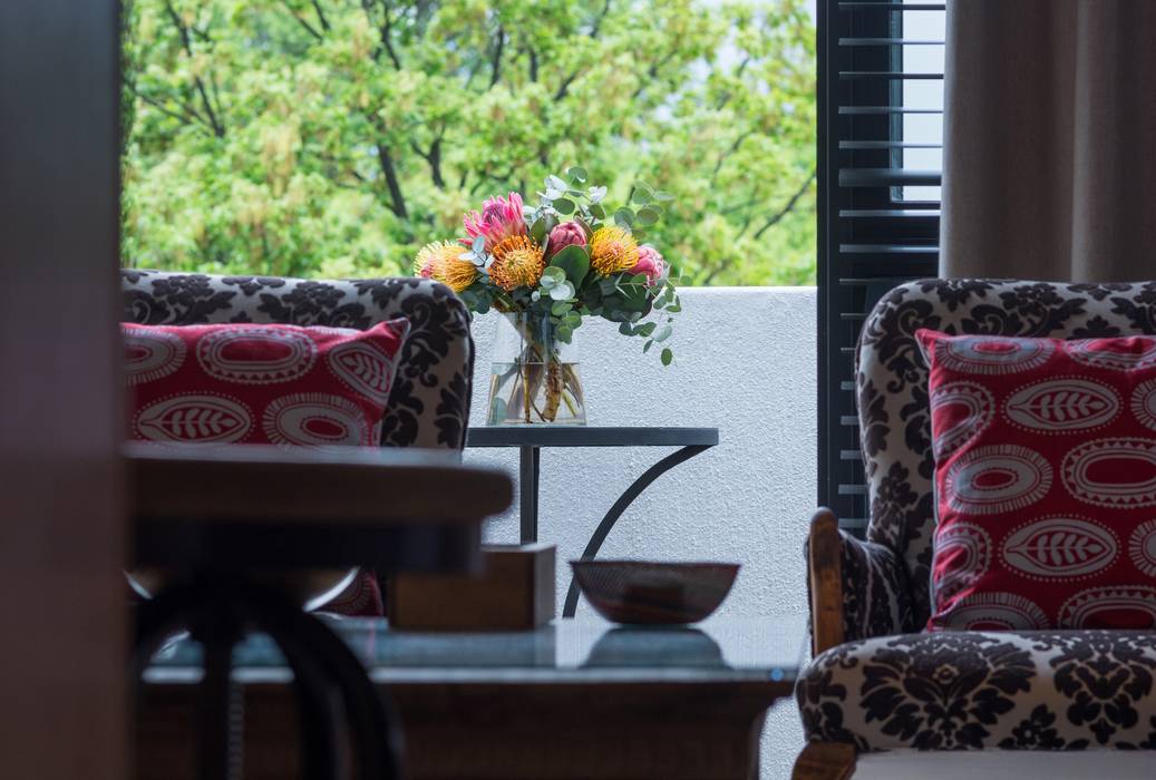 Stellenbosch Luxury self catering apartments, Kraaines Interiors - Decor by Cherice Kraaines Interiors - Decor by Cherice Classic style balcony, veranda & terrace Accessories & decoration