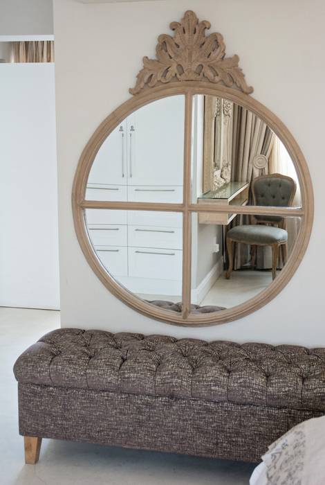 Cottage mirror with chesterfield kist Kraaines Interiors - Decor by Cherice Classic style dressing room Mirrors