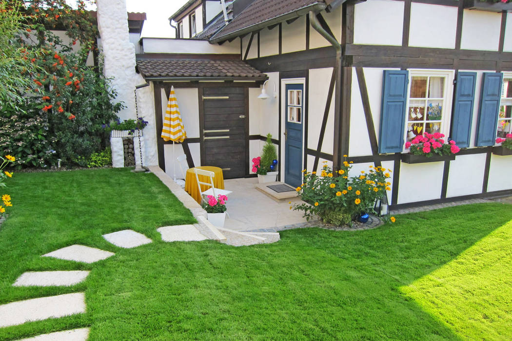 ​Eine Gartenanlage mit viel Liebe zum Detail. RAUCH Gaten- und Landschaftsbau GbR Gartenhaus Granit Sitzplatz,Rasen,Trittplatten,Terrasse,Granit,Bruchplatten