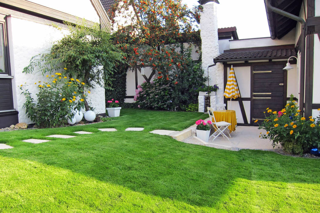 Eine Gartenanlage mit viel Liebe zum Detail., RAUCH Gaten- und Landschaftsbau GbR RAUCH Gaten- und Landschaftsbau GbR Garden Shed Granite