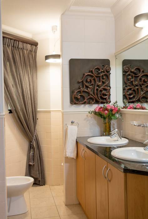 Bathroom Kraaines Interiors - Decor by Cherice Classic style bathroom Textiles & accessories