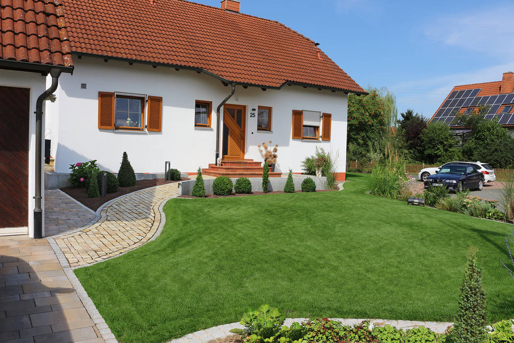 ​Eine Gartenanlage mit Sandstein und Travertin. RAUCH Gaten- und Landschaftsbau GbR Vorgarten