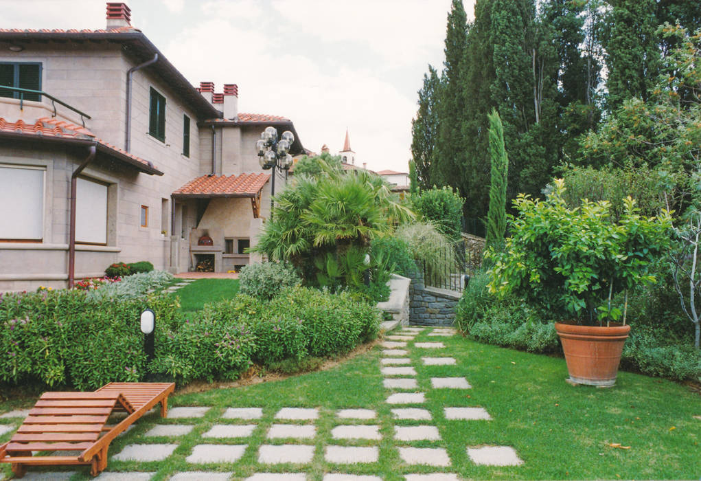 accesso allo spogliatoio interrato della piscina e ai locali tecnici homify Giardino anteriore