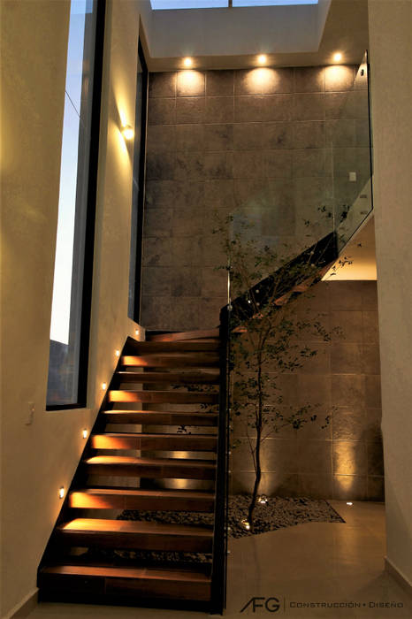 Recibidor / Escalera ANBA interiorismo Escaleras escalera,recibidor,iluminación,jardín de interior