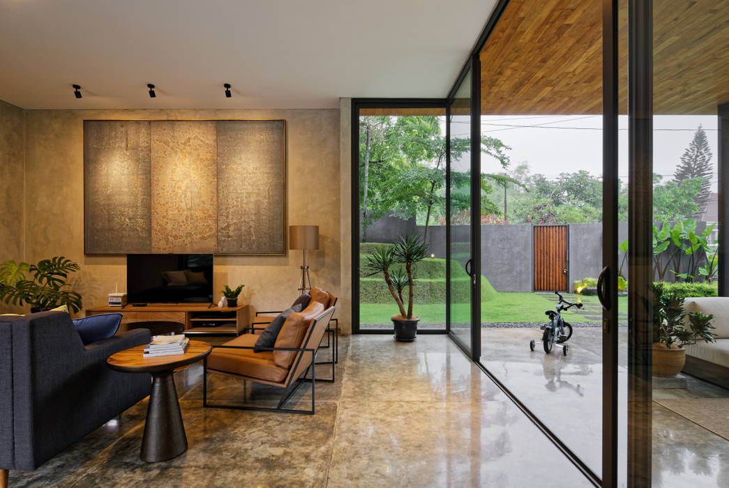 House of Inside and Outside, Tamara Wibowo Architects Tamara Wibowo Architects Ruang Keluarga Tropis Beton