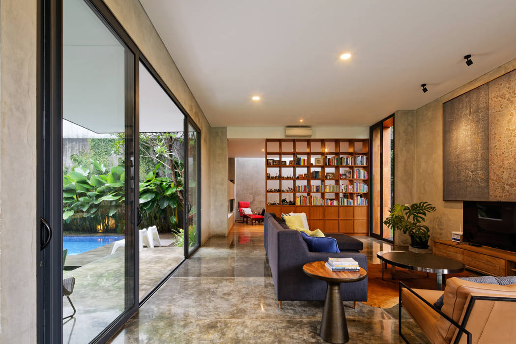 House of Inside and Outside, Tamara Wibowo Architects Tamara Wibowo Architects Tropical style living room Concrete