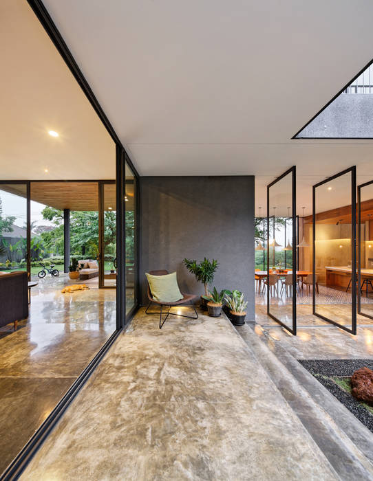 House of Inside and Outside, Tamara Wibowo Architects Tamara Wibowo Architects Patios & Decks Concrete