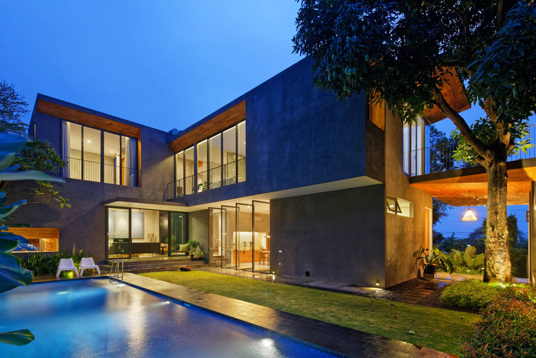 House of Inside and Outside, Tamara Wibowo Architects Tamara Wibowo Architects Tropical style houses Concrete