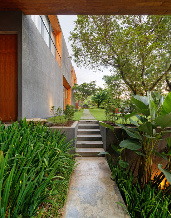 House of Inside and Outside, Tamara Wibowo Architects Tamara Wibowo Architects Casas de estilo tropical Concreto