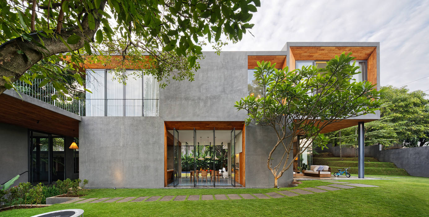 House of Inside and Outside, Tamara Wibowo Architects Tamara Wibowo Architects Egzotyczne domy Drewno O efekcie drewna