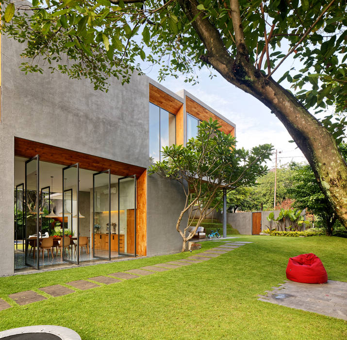 House of Inside and Outside, Tamara Wibowo Architects Tamara Wibowo Architects Tropical style houses