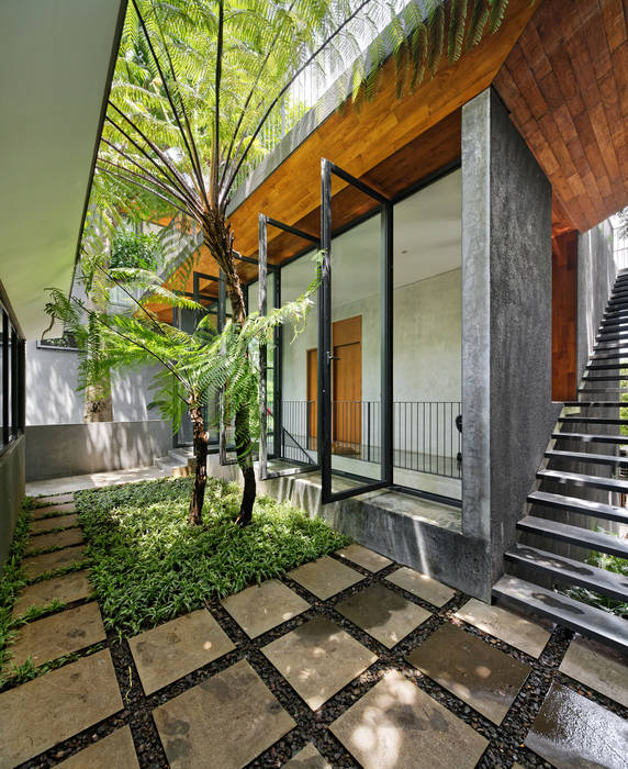 House of Inside and Outside, Tamara Wibowo Architects Tamara Wibowo Architects Casas de estilo tropical